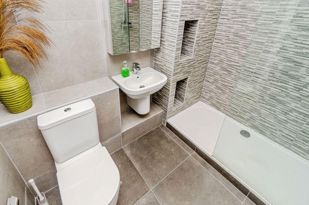 Property photo 2 of 20 Shower Room