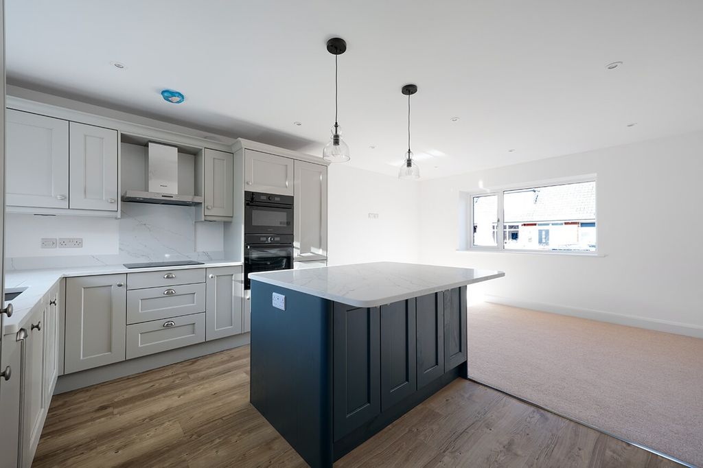 Property photo 3 of 12 4398042