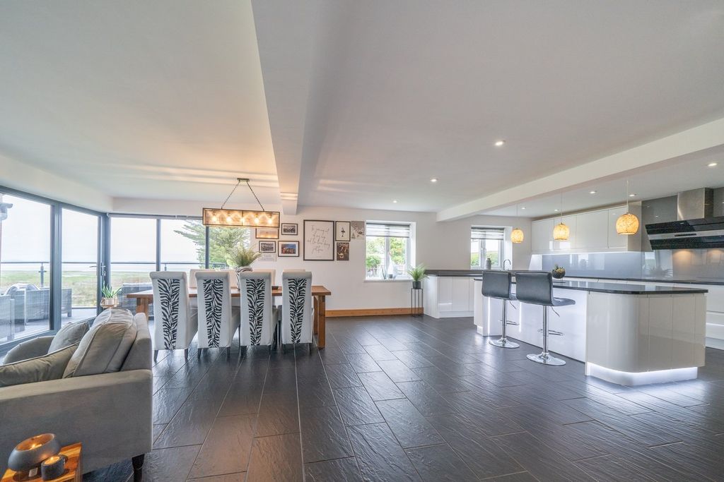 Property photo 2 of 43