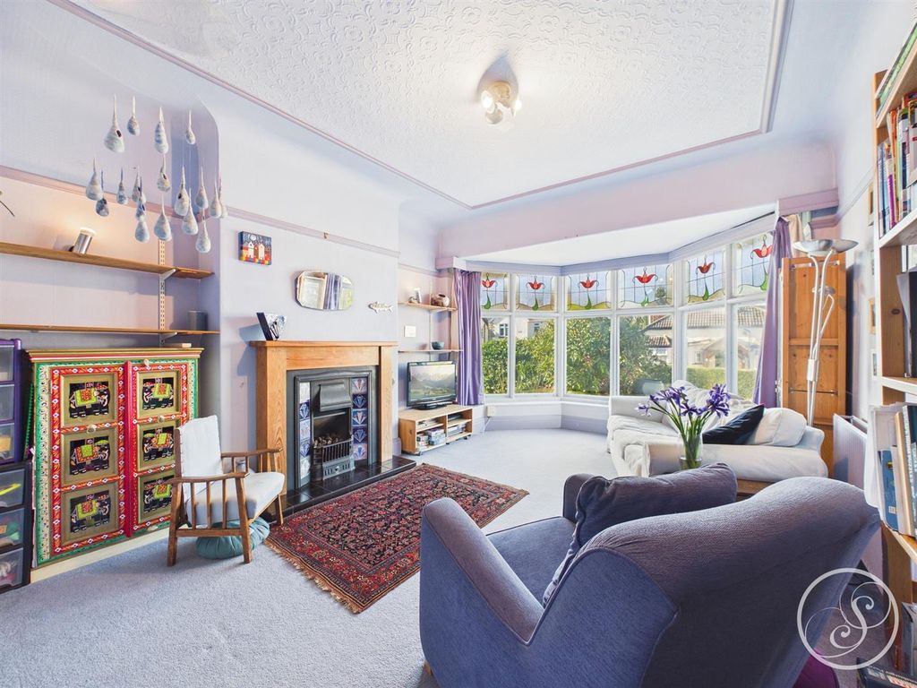 Property photo 3 of 24 Lounge