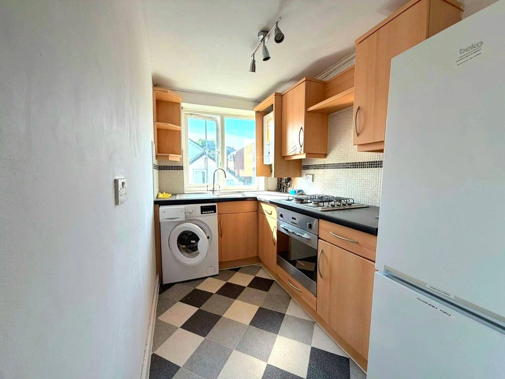 Property photo 3 of 7 Kitchen