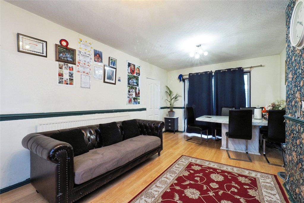 Property photo 3 of 11 Lounge