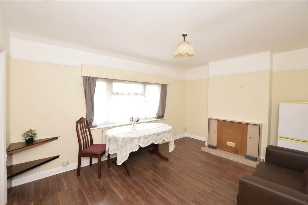 Property photo 3 of 12 Lounge.Jpg