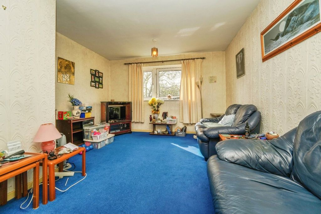 Property photo 3 of 17 Lounge