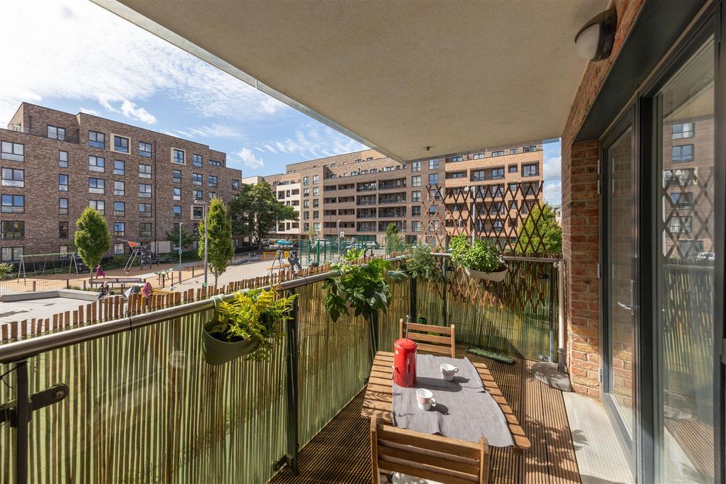 Property photo 3 of 31 Troubridge Square, E17