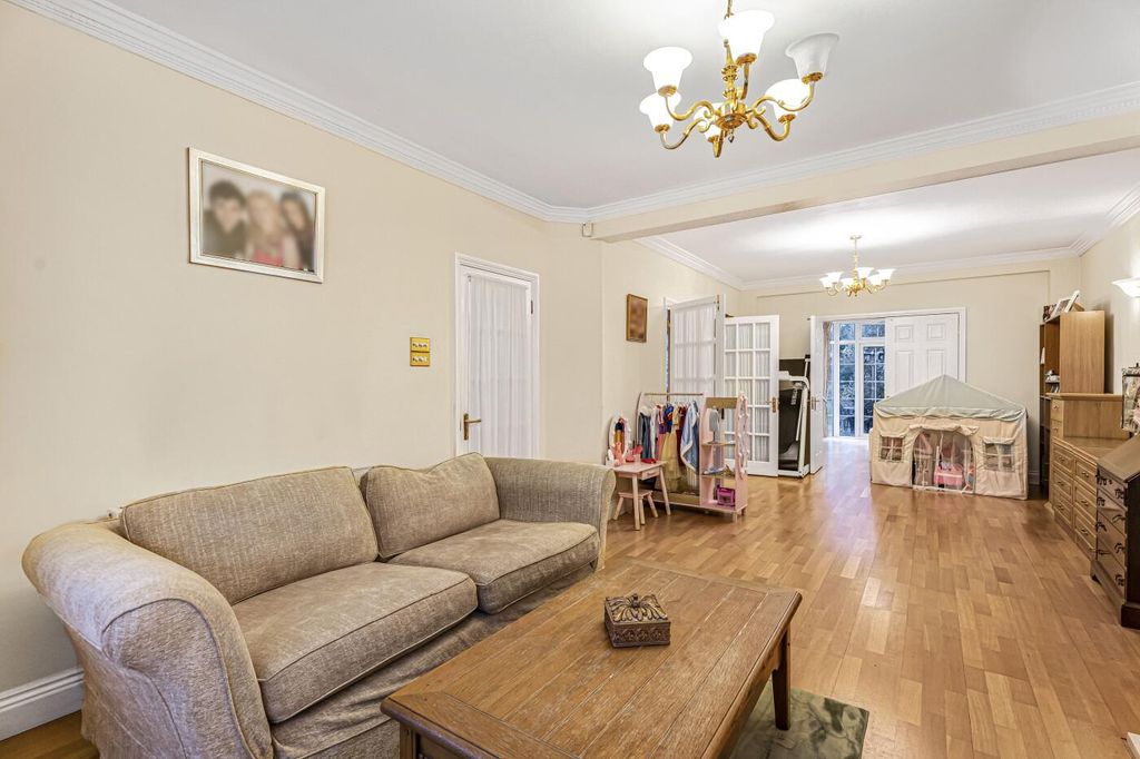 Property photo 2 of 23 Through Lounge