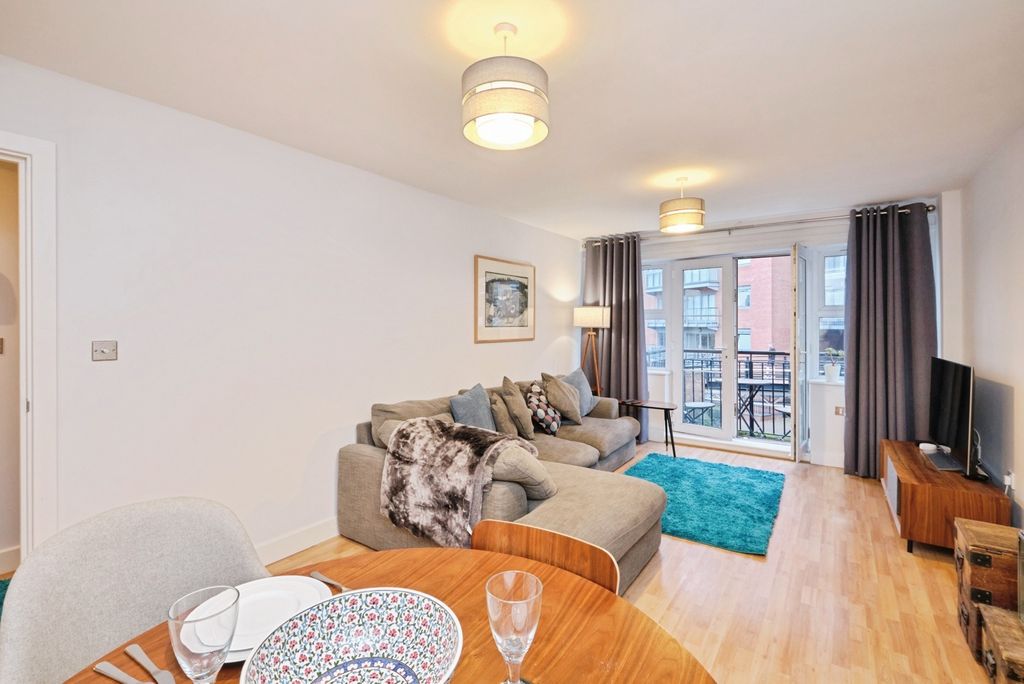 Property photo 3 of 18 Lounge