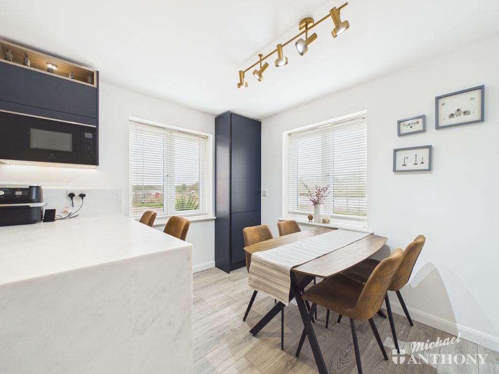 Property photo 3 of 14 Dining Area