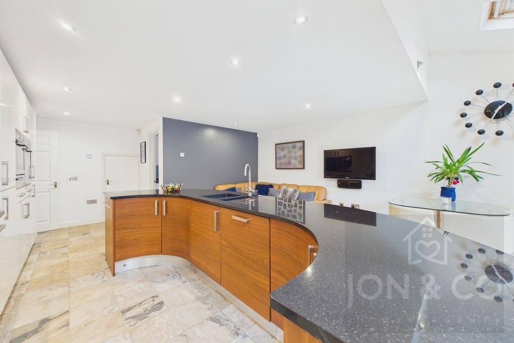 Property photo 3 of 21