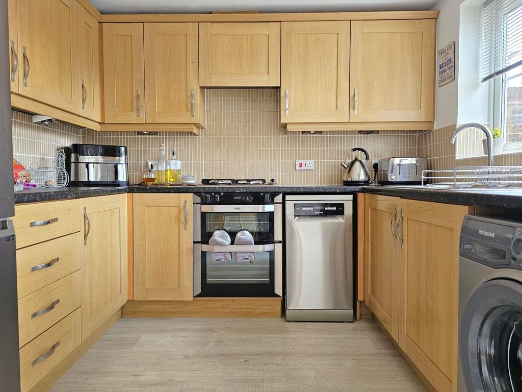 Property photo 3 of 24 Kitchen/Diner