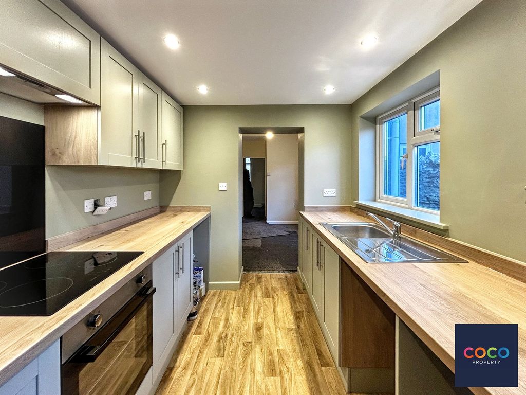 Property photo 2 of 11 Kitchen