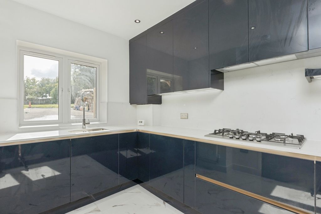 Property photo 2 of 17 Kitchen