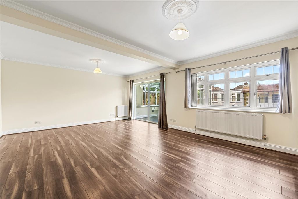Property photo 3 of 36 49 Orchard Way Ashford Tw15 3Au-7.Jpg