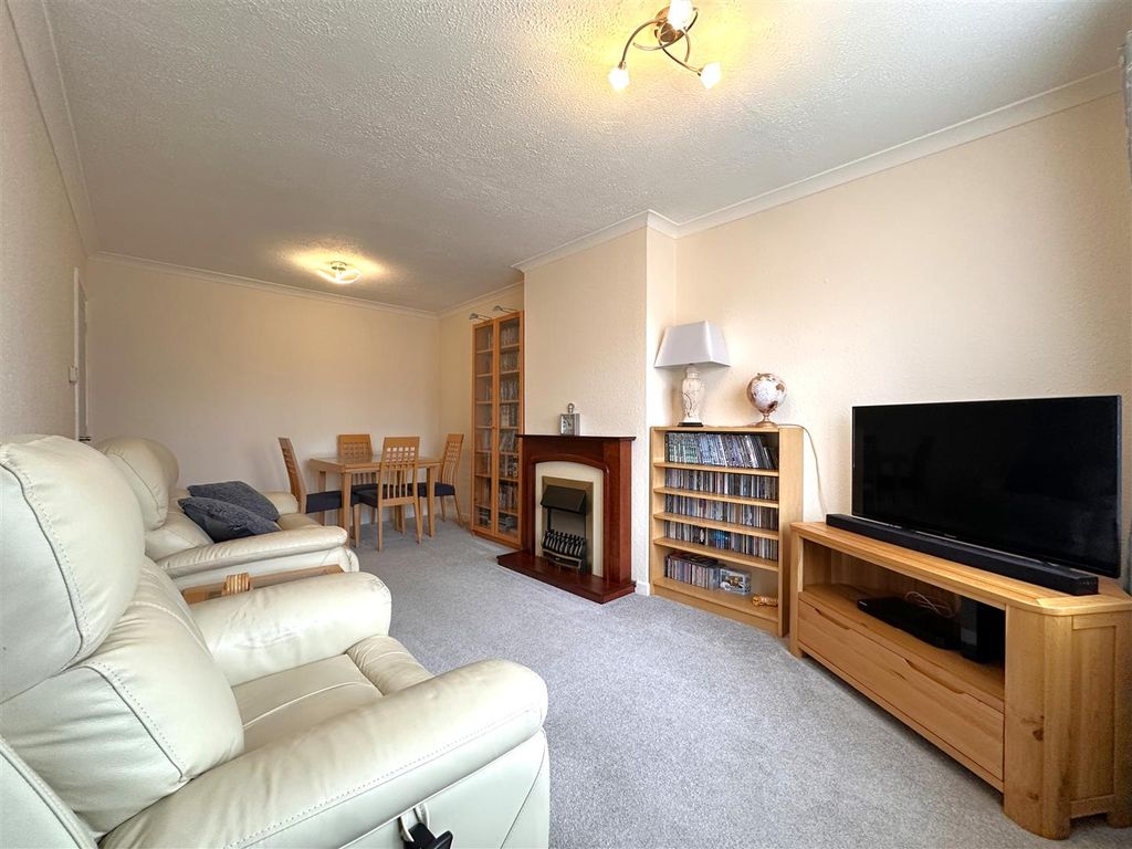 Property photo 2 of 15 Generous Lounge/Diner 518