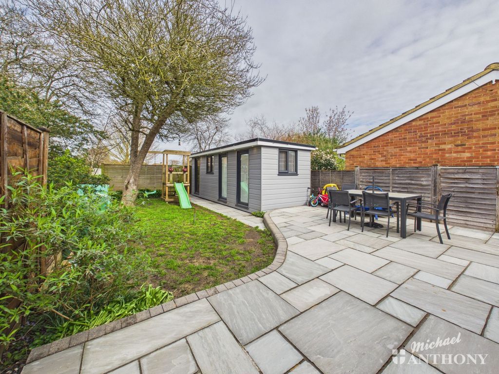 Property photo 3 of 17 Cam03852G0-Pr0593-Still017