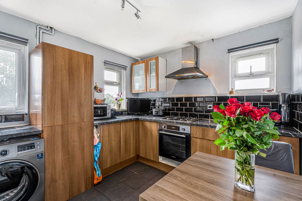 Property photo 3 of 19 Kitchen
