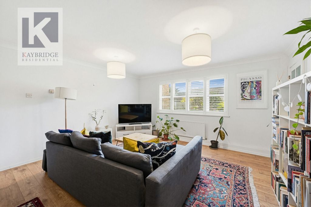 Property photo 3 of 11 Trent Way, Worcester Park - Kt4 8Tw