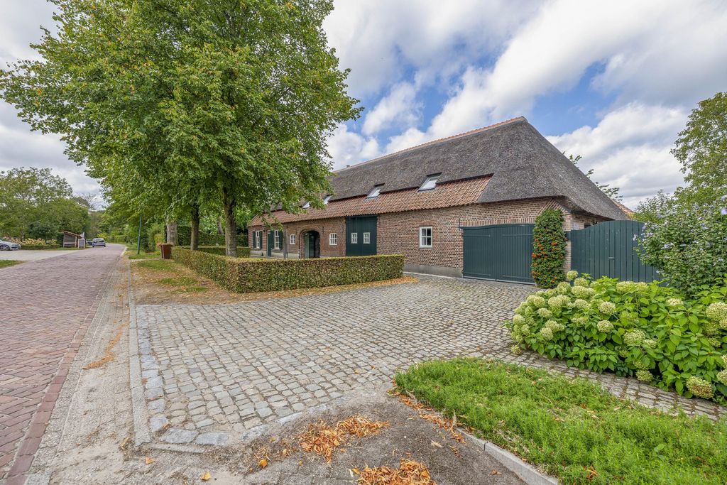 Property photo 2 of 118