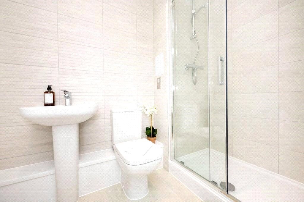 Property photo 3 of 18 Bathroom