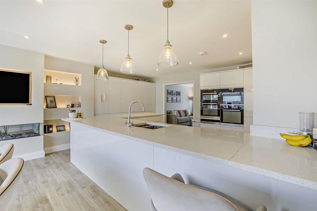 Property photo 2 of 16 8676367-Interior21-800.Jpg