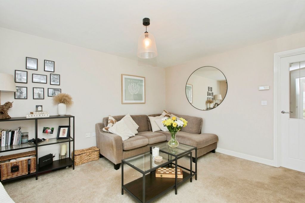 Property photo 2 of 17 Loung