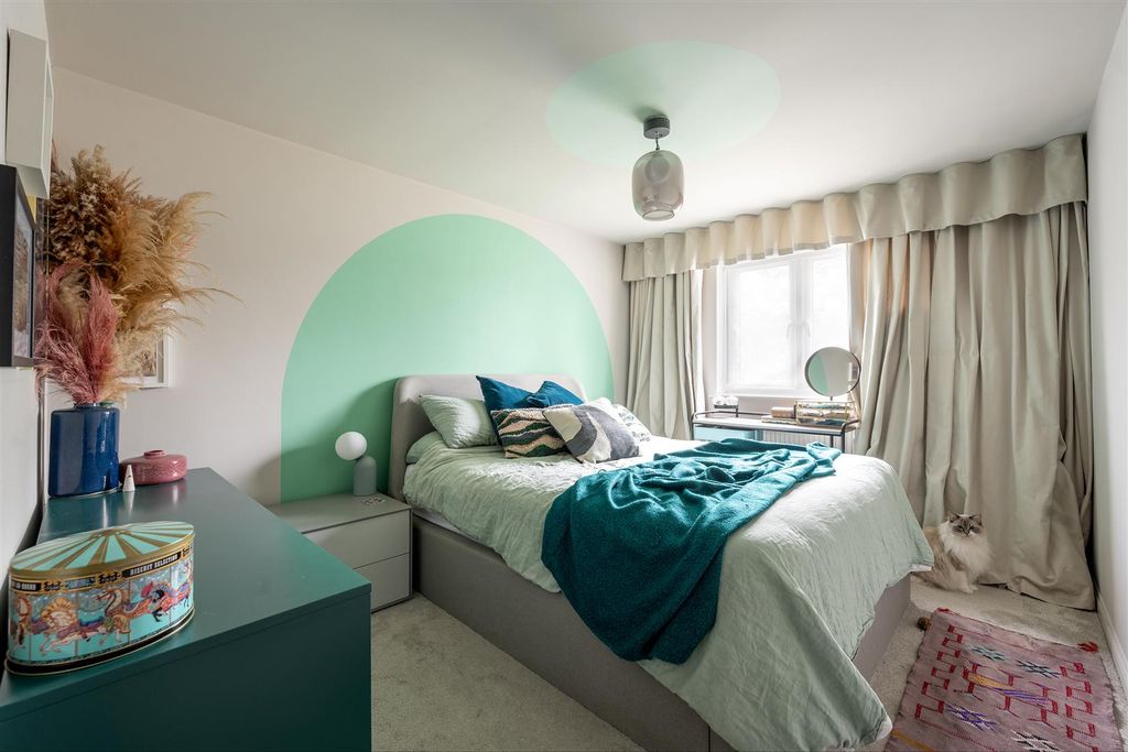 Property photo 2 of 21 Buxhall Crescent, E9