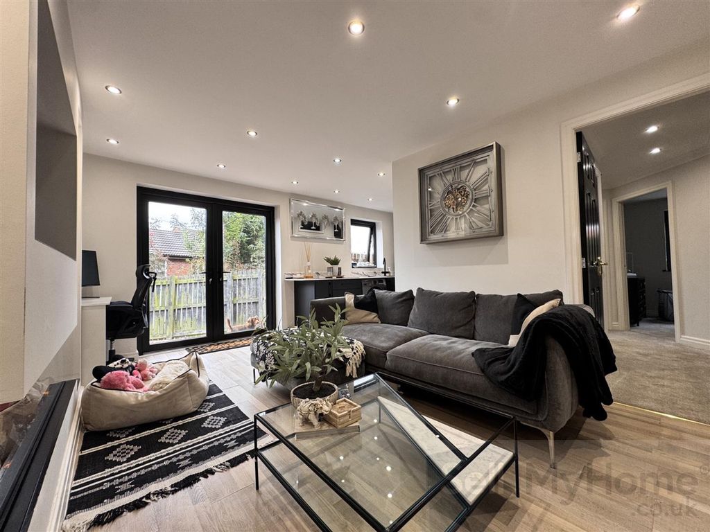 Property photo 2 of 16 Lounge