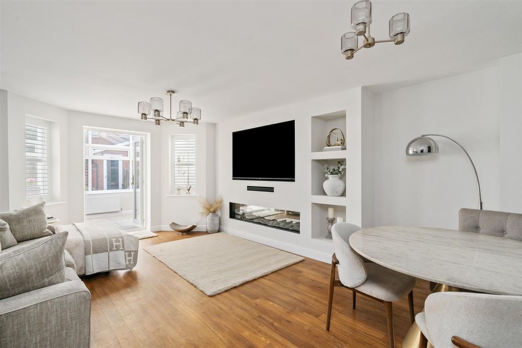 Property photo 1 of 12 2 Shelfield Close_9.Jpg