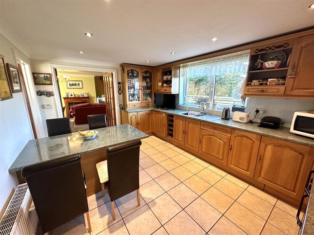 Property photo 3 of 38 Kitchen / Diner