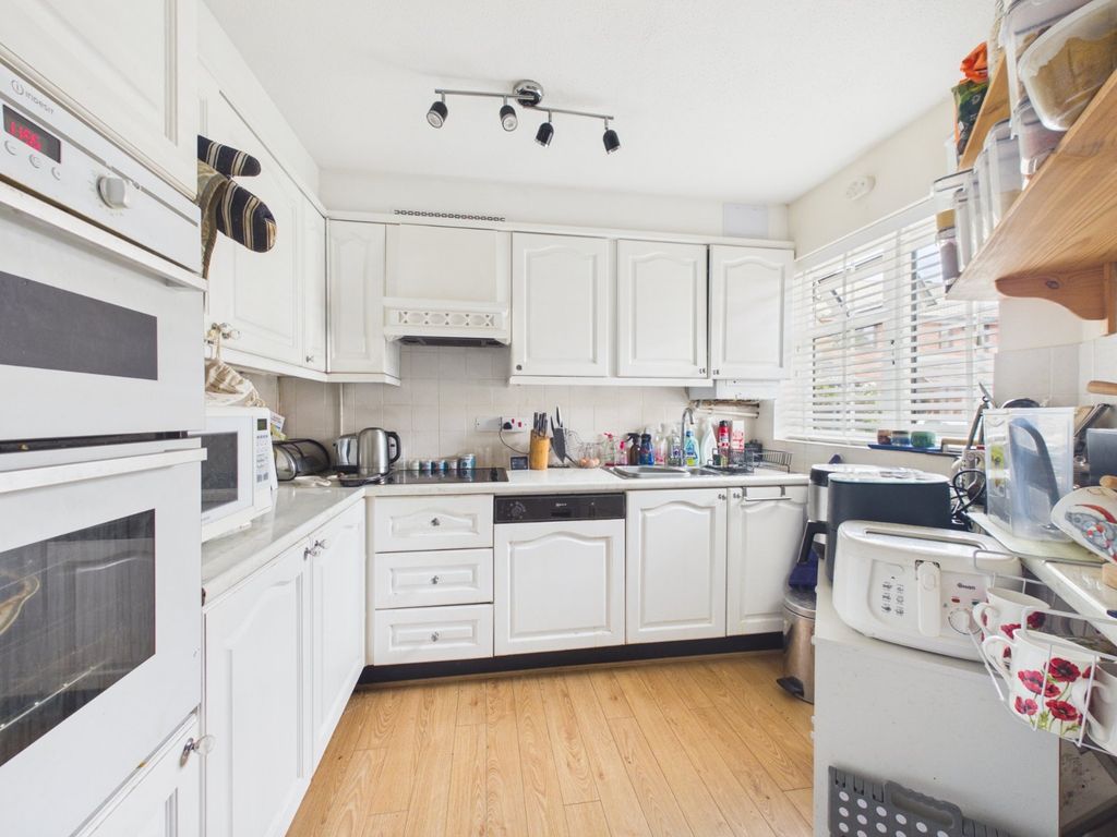 Property photo 3 of 9 Kitchen