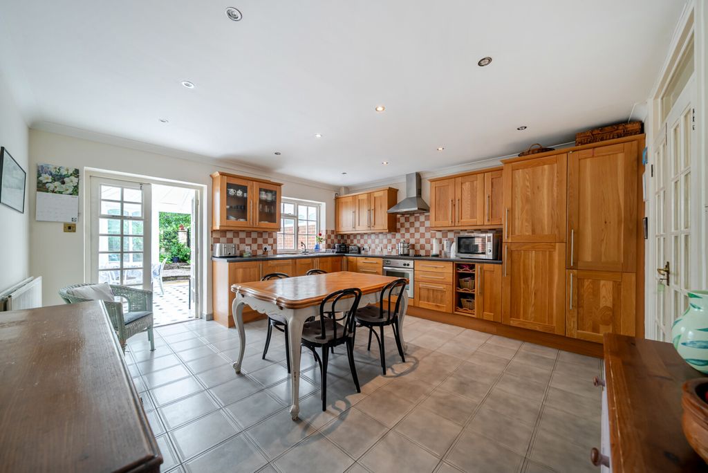 Property photo 3 of 18 Kitchen
