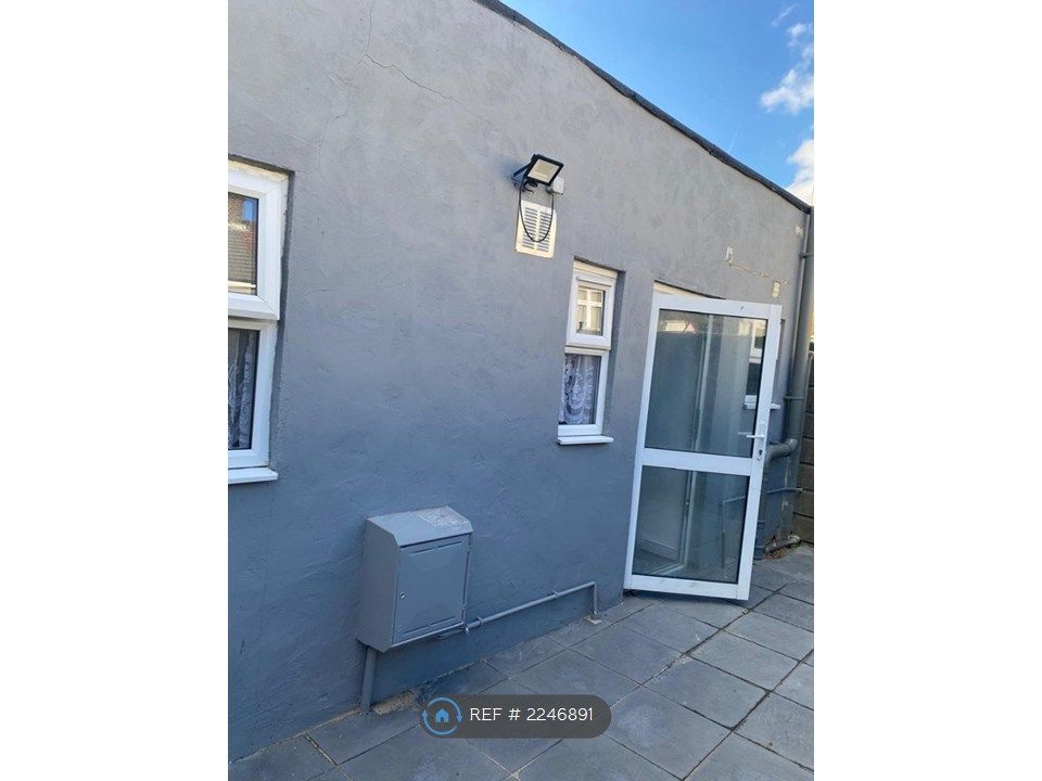 Property photo 3 of 11 Entrance