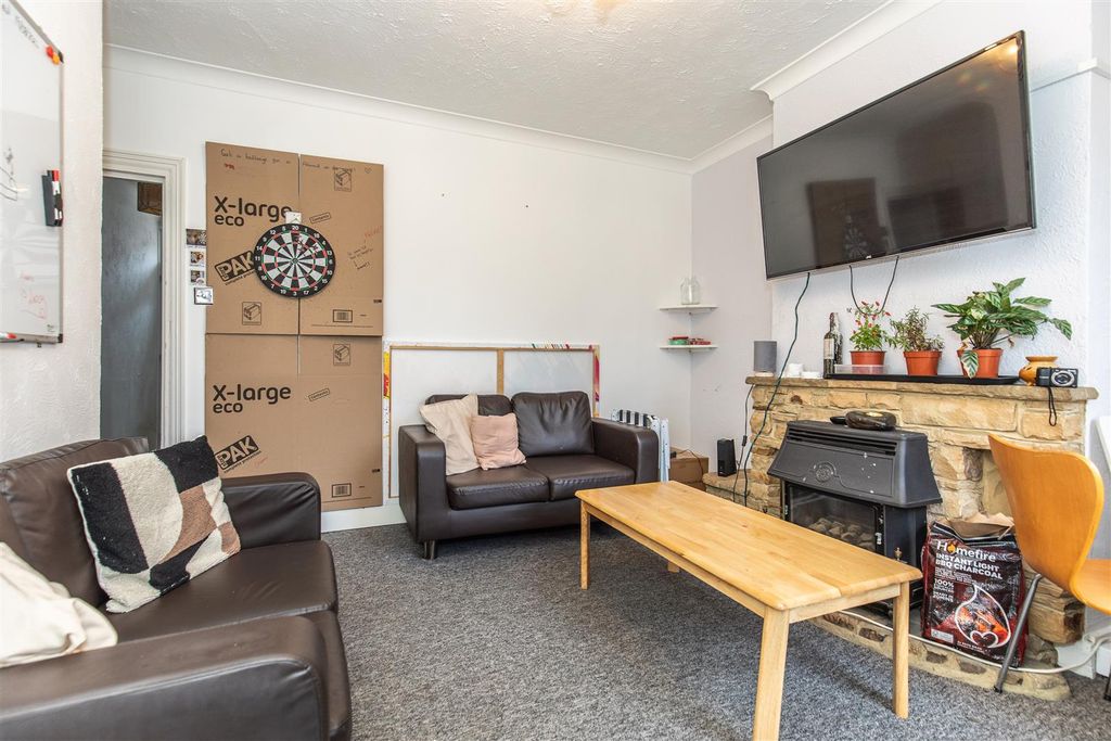 Property photo 3 of 11 Living Room