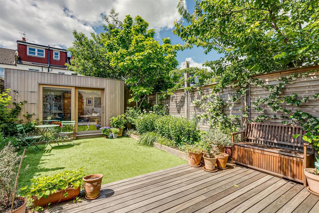 Property photo 2 of 8 Garden