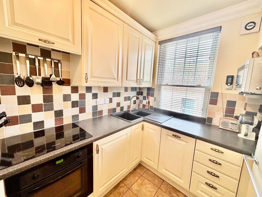 Property photo 3 of 21 Kitchen