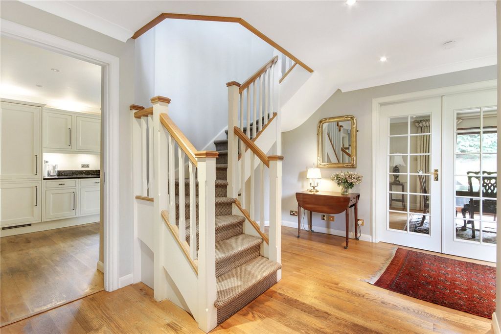 Property photo 3 of 20 Entrance Hall