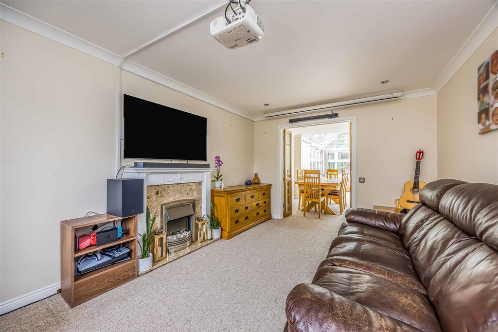 Property photo 3 of 24 7 Pipit Close, Horndean-Small-Porticomarketing-Nex