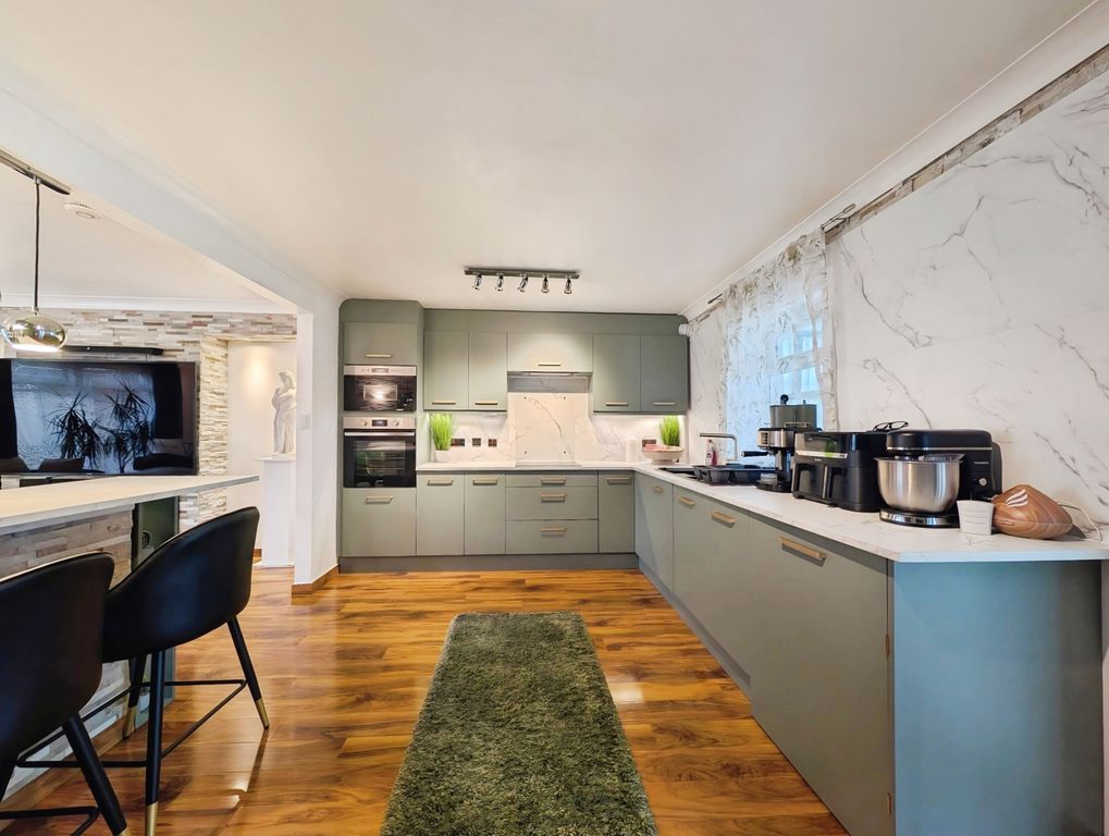 Property photo 3 of 38 Kitchen / Diner