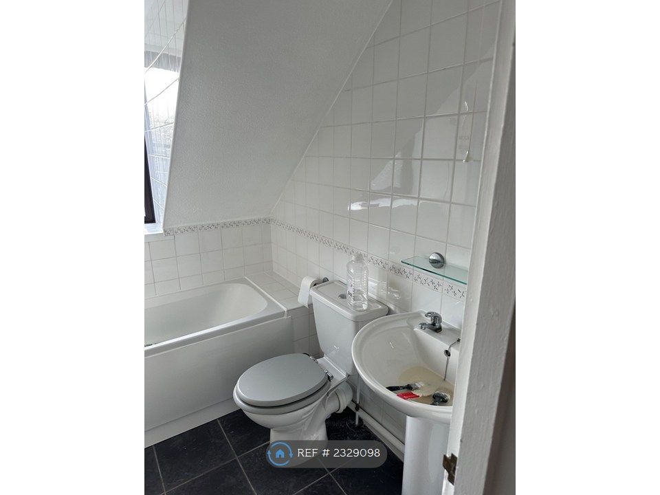Property photo 3 of 19 Bathroom