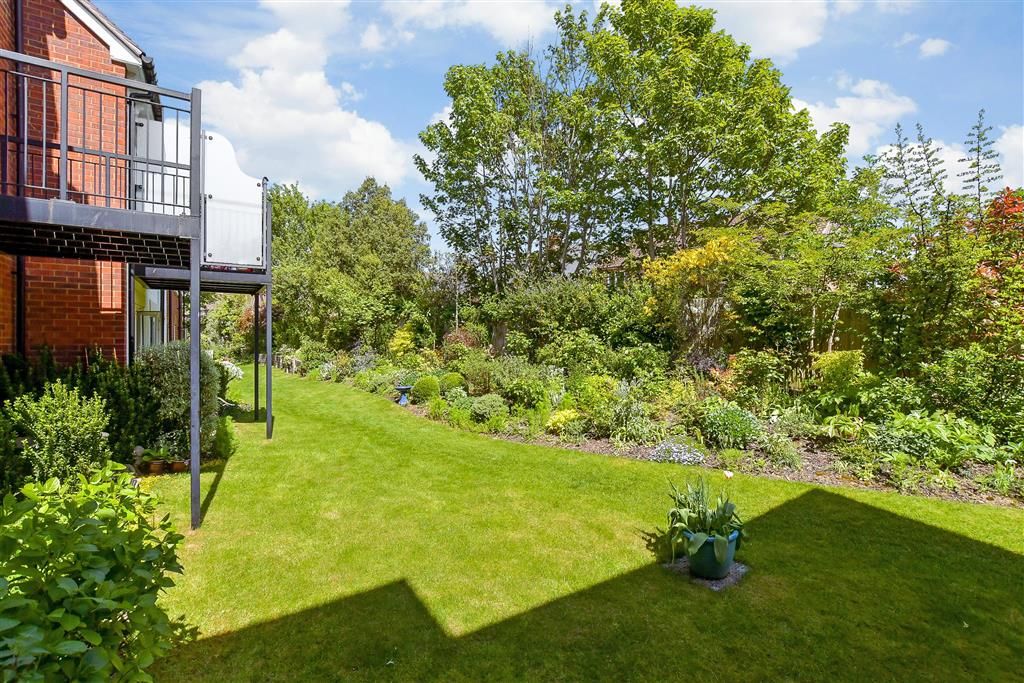 Property photo 2 of 16 Communal Gardens