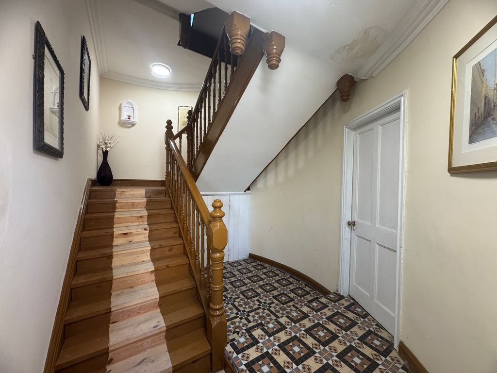 Property photo 2 of 6 Communal Entrance