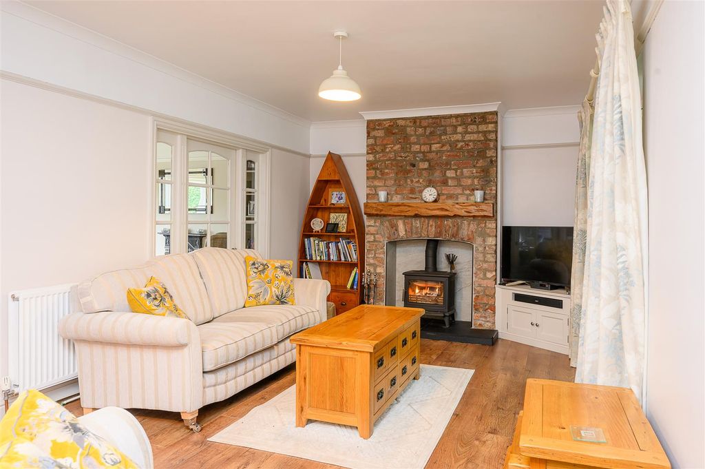 Property photo 3 of 19 Sitting / Family Room