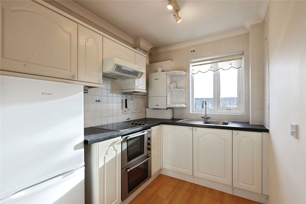 Property photo 3 of 9 Kitchen