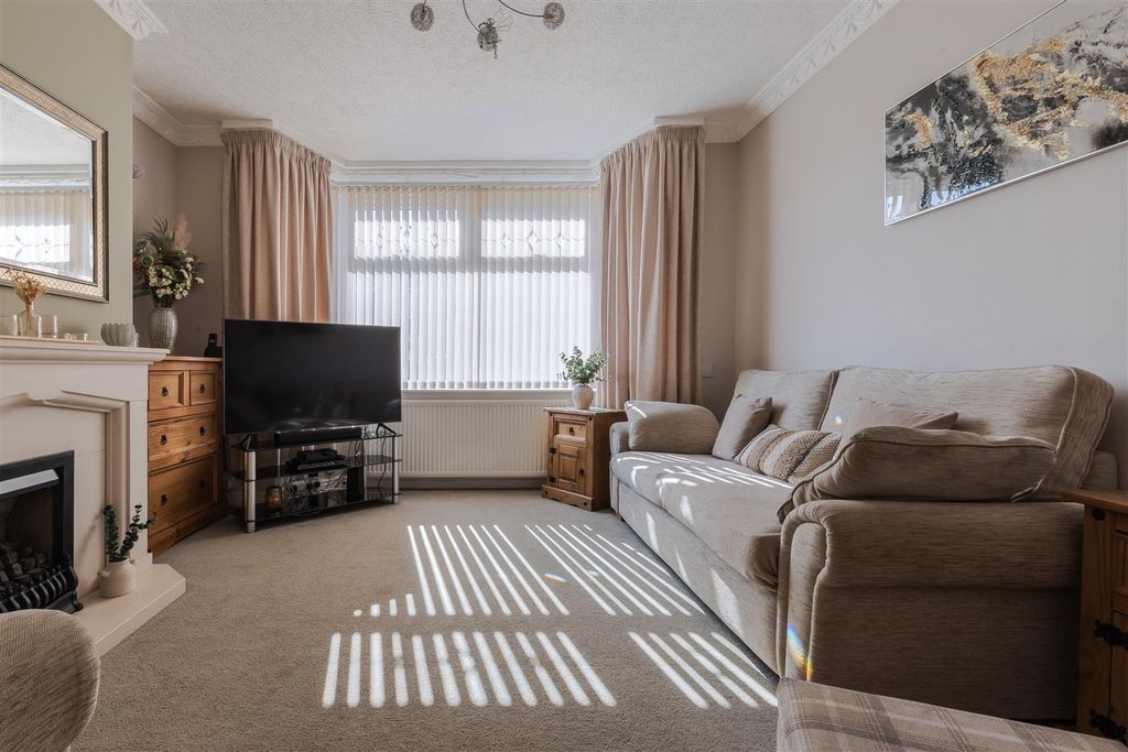 Property photo 3 of 21 Lounge