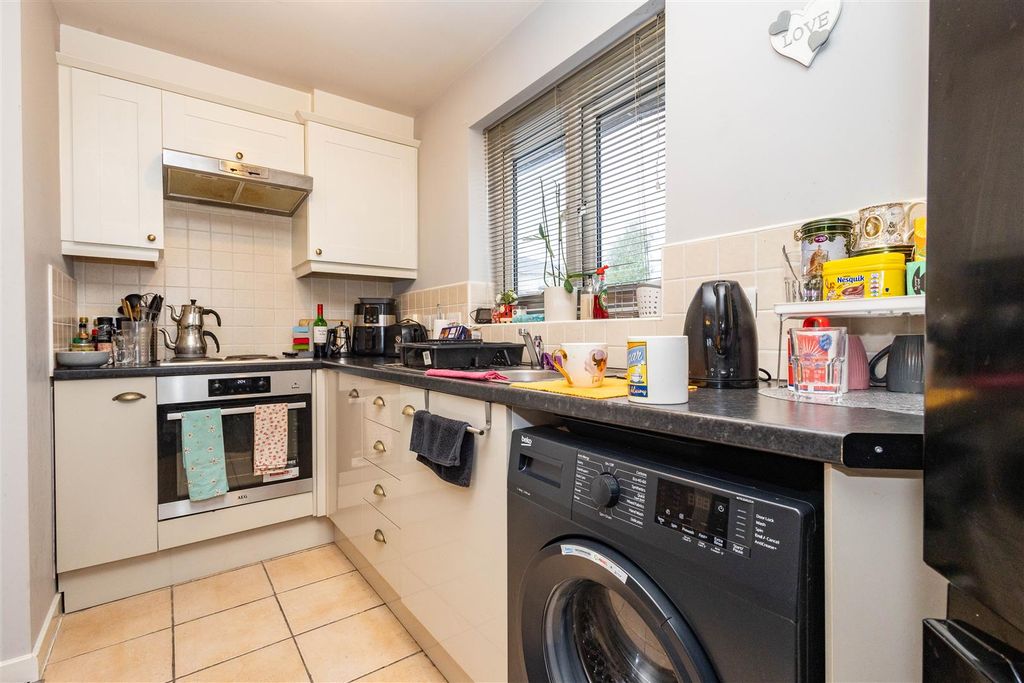 Property photo 3 of 10 Kitchen