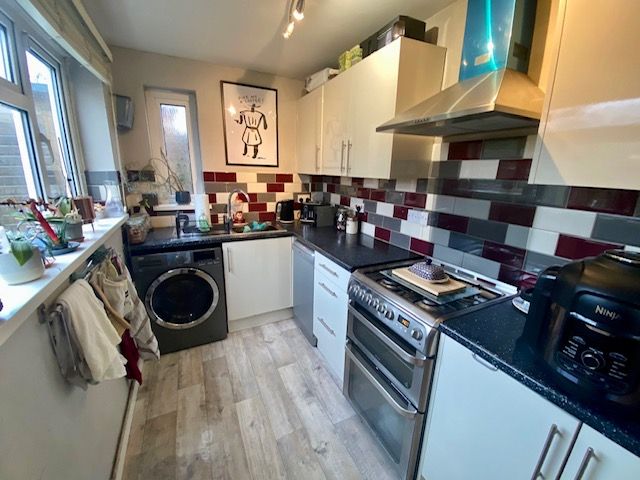 Property photo 3 of 10 Kitchen