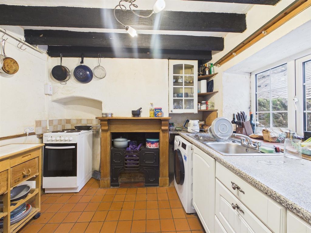 Property photo 3 of 8 Kitchen