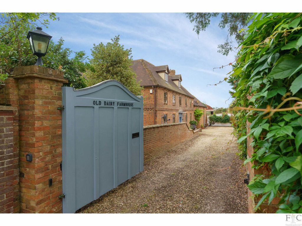 Property photo 2 of 40