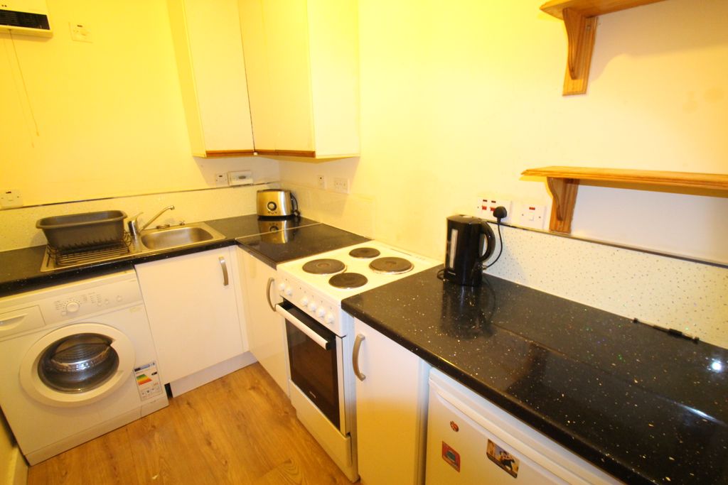 Property photo 3 of 6 Kitchen