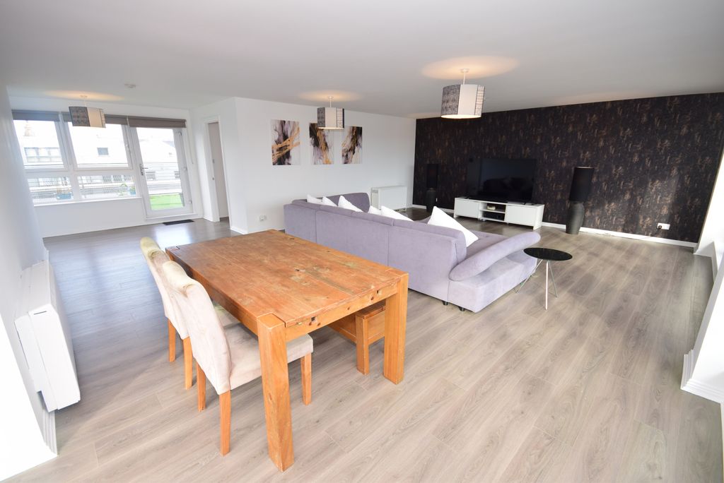 Property photo 3 of 20 Lounge/Dining